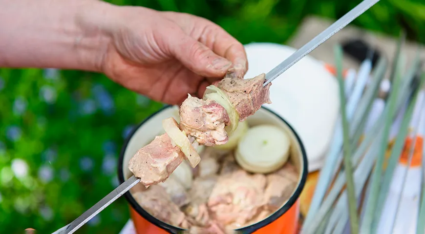 Marináda s octom, cibuľou a majonézou na bravčový kebab