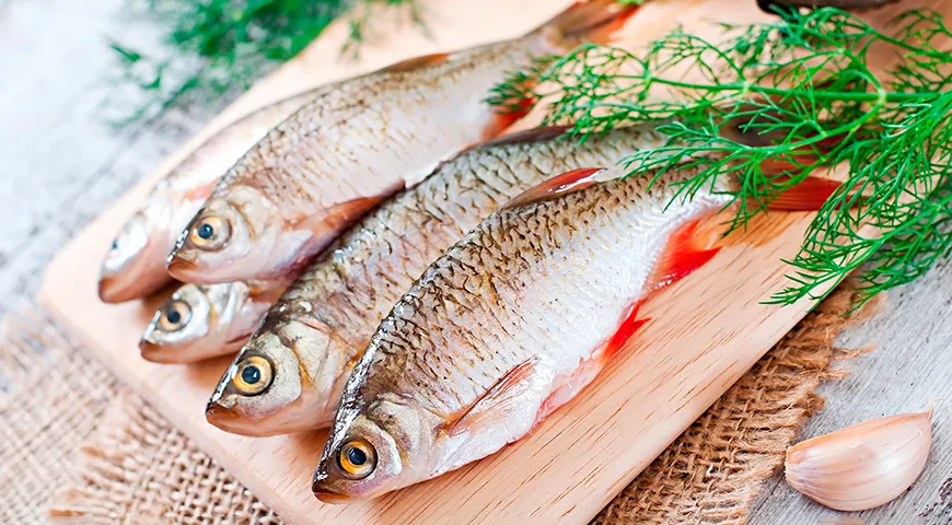 Na solenie je lepšie zvoliť stredne veľké ryby (do 1 kg hmotnosti)