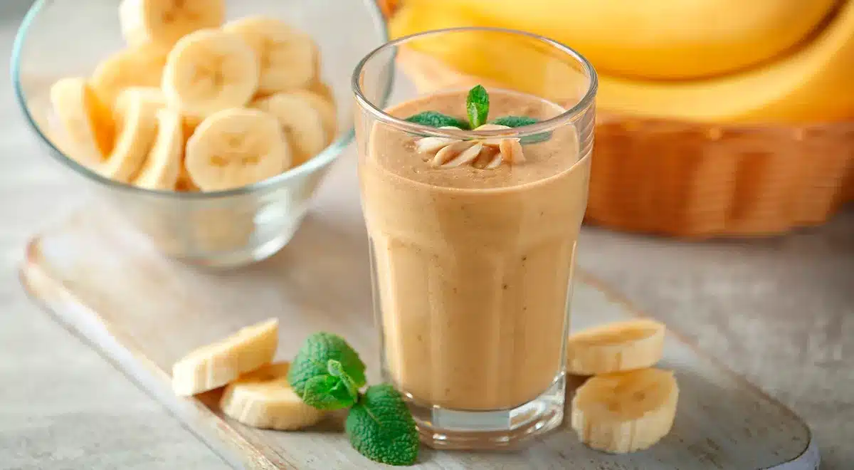 10 banánových smoothies vyrobených v mixéri