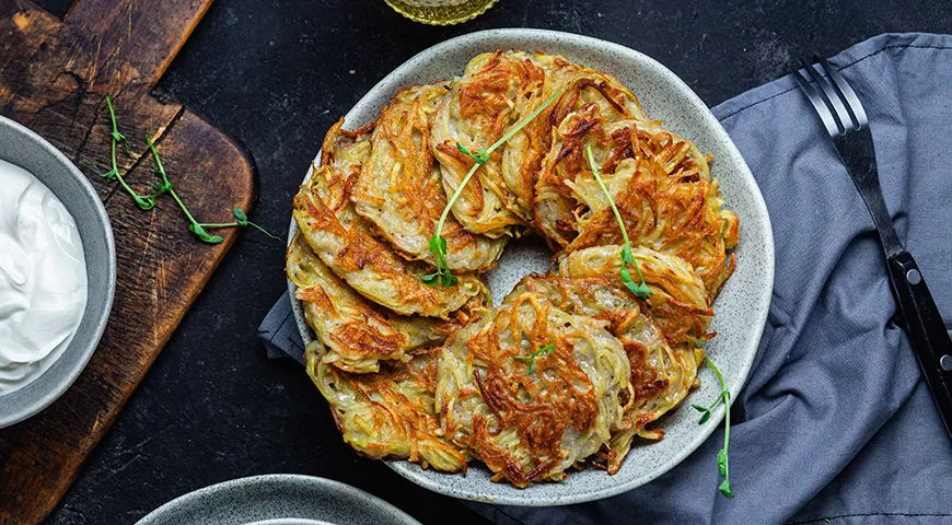 Draniki, na rozdiel od hashbrowns, sa zvyčajne podávajú ako nezávislé jedlo