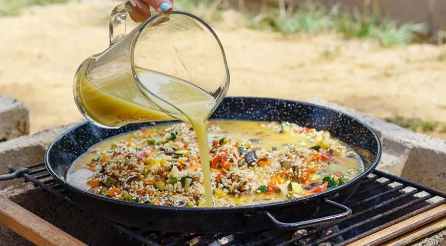 Aby bolo jedlo ešte aromatickejšie a chutnejšie, do paelly sa pridáva vývar.