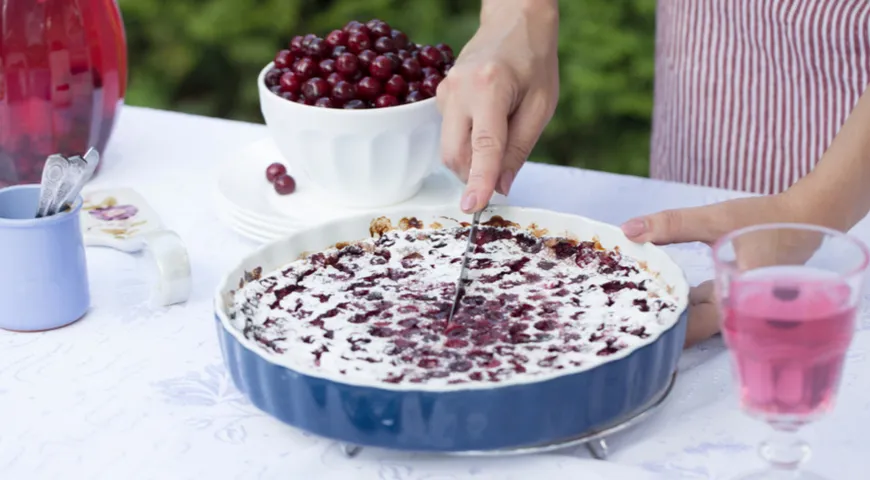 Krájanie hotového clafoutis s čerešňami