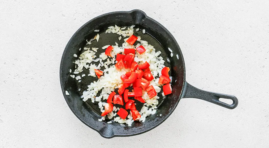 Turecká Shakshuka (vyprážané vajcia s paradajkami), klasický recept