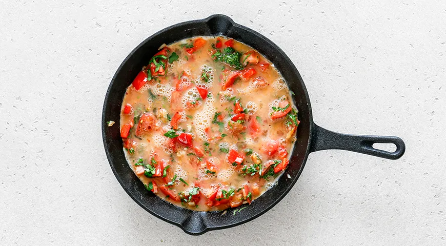 Turecká Shakshuka (vyprážané vajcia s paradajkami), klasický recept