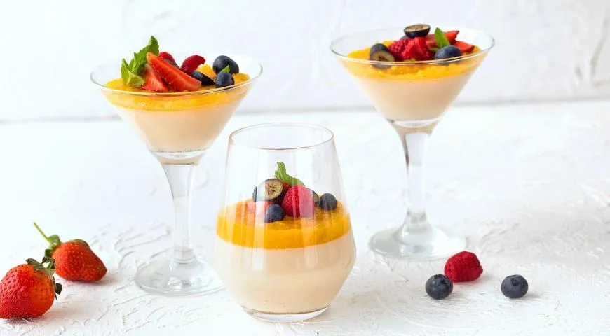 Panna cotta s mangom a bobuľami