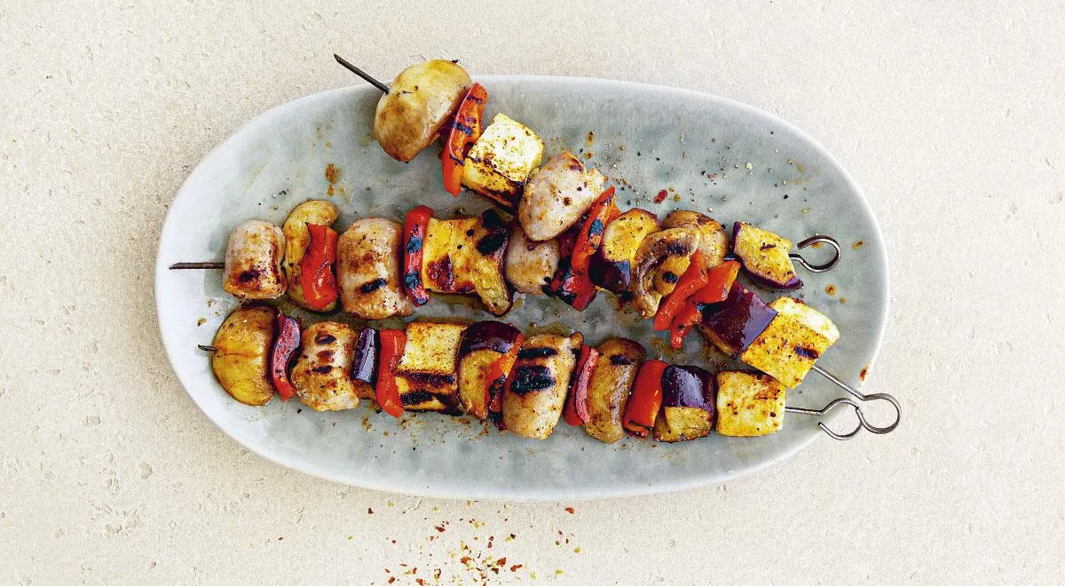 Ražniči s klobásami, baklažánmi, šampiňónmi a syrom halloumi