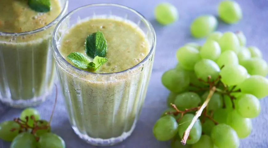 Hroznové smoothie s kiwi a mätou