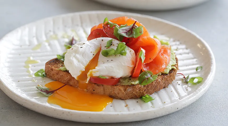 Toast s avokádom, lososom a strateným vajíčkom