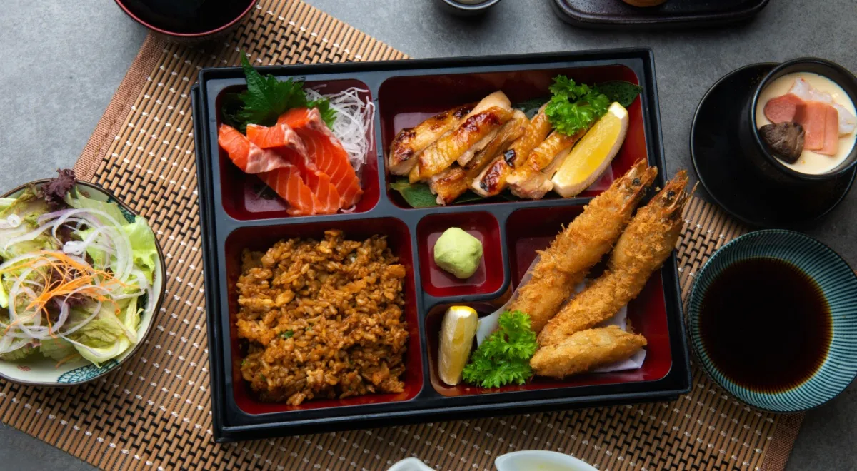 Chutné, esteticky príjemné a vyvážené jedlo je podstatou japonského obeda bento.