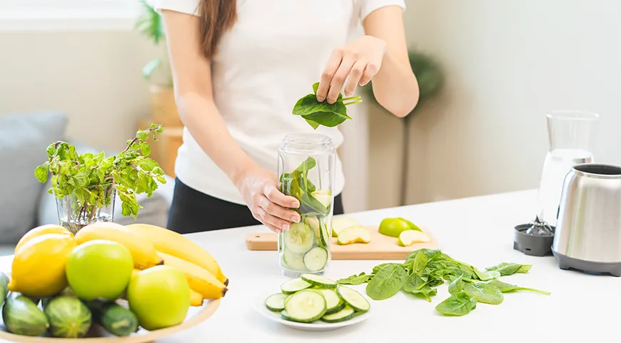 Odborníci na výživu odporúčajú znížiť množstvo ovocia s vysokým obsahom cukru v smoothies, nahradiť ich nesladenými bobuľami a čerstvou zeleninou.