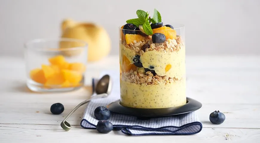 Smoothie parfait s broskyňami, chia a lesným ovocím