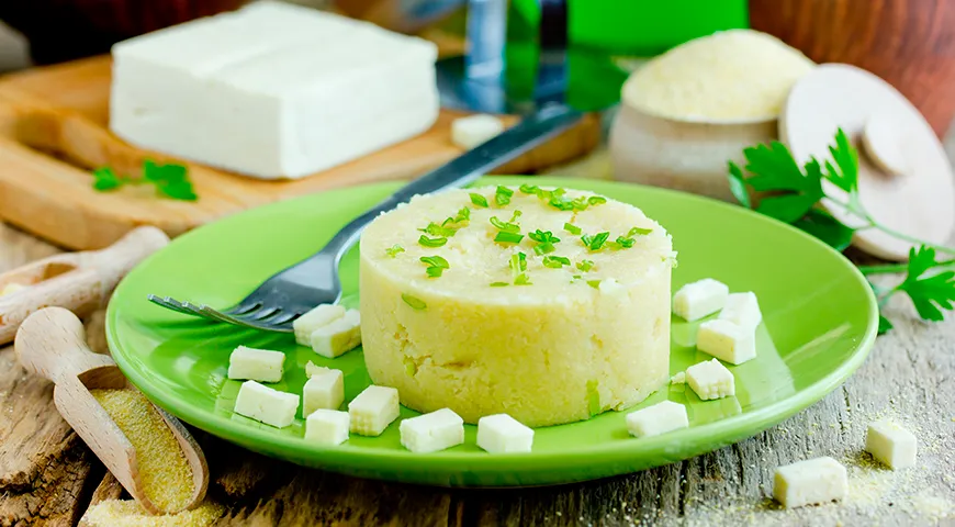 Moldavská mamaliga so zeleninovým korením manzha a syrom feta