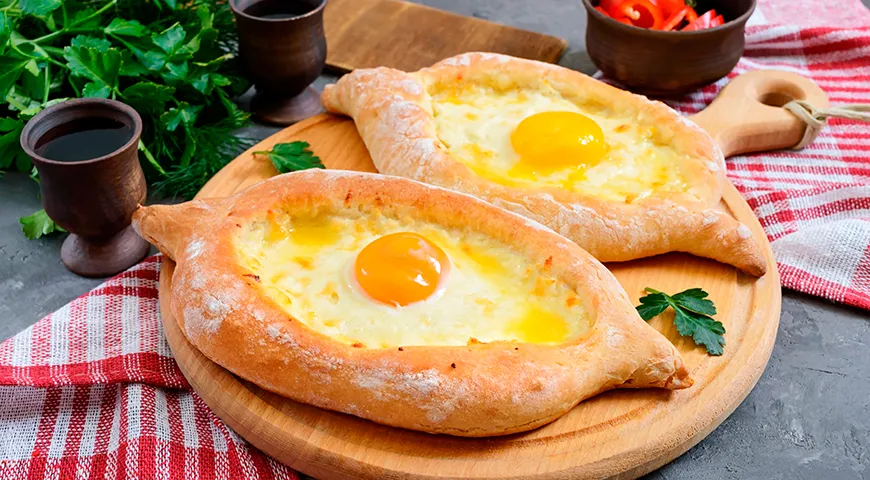 Suluguni sa často používa na khachapuri, zmiešané so syrom feta, mozzarellou alebo plnotučným tvarohom.