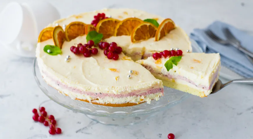 Na vyrovnanie piškóty sme použili smotanu s maslovým krémom, práškovým cukrom a smotanou, recept nájdete tu