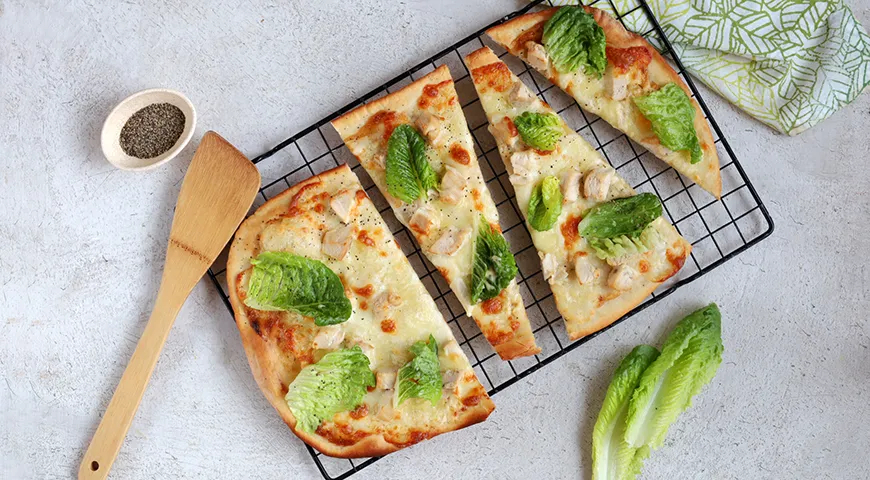 Pizza Caesar s kuracím mäsom, mozzarellou a parmezánom