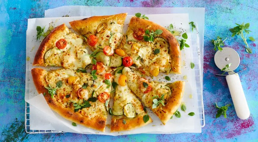 Rímska pizza s cuketou, paradajkami, mozzarellou a údeným suluguni