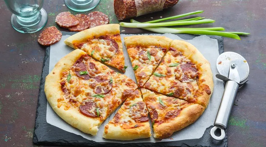 Pizza s údenou klobásou a ementálom a goudou