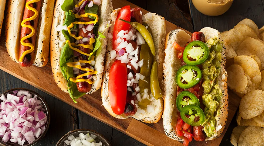 Akýkoľvek hot dog okrem žemle a klobásy vždy obsahuje horčicu a kečup, zeleninu podľa želania