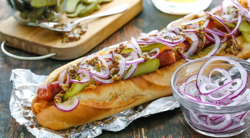 Hotdogy s údenými klobásami a dusenou kapustou