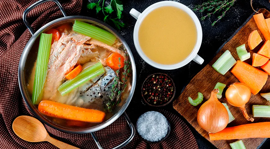 Fish consommé sa pripravuje zo šťuky, zubáča, kostí a hláv bielej ryby s prídavkom zeleniny.