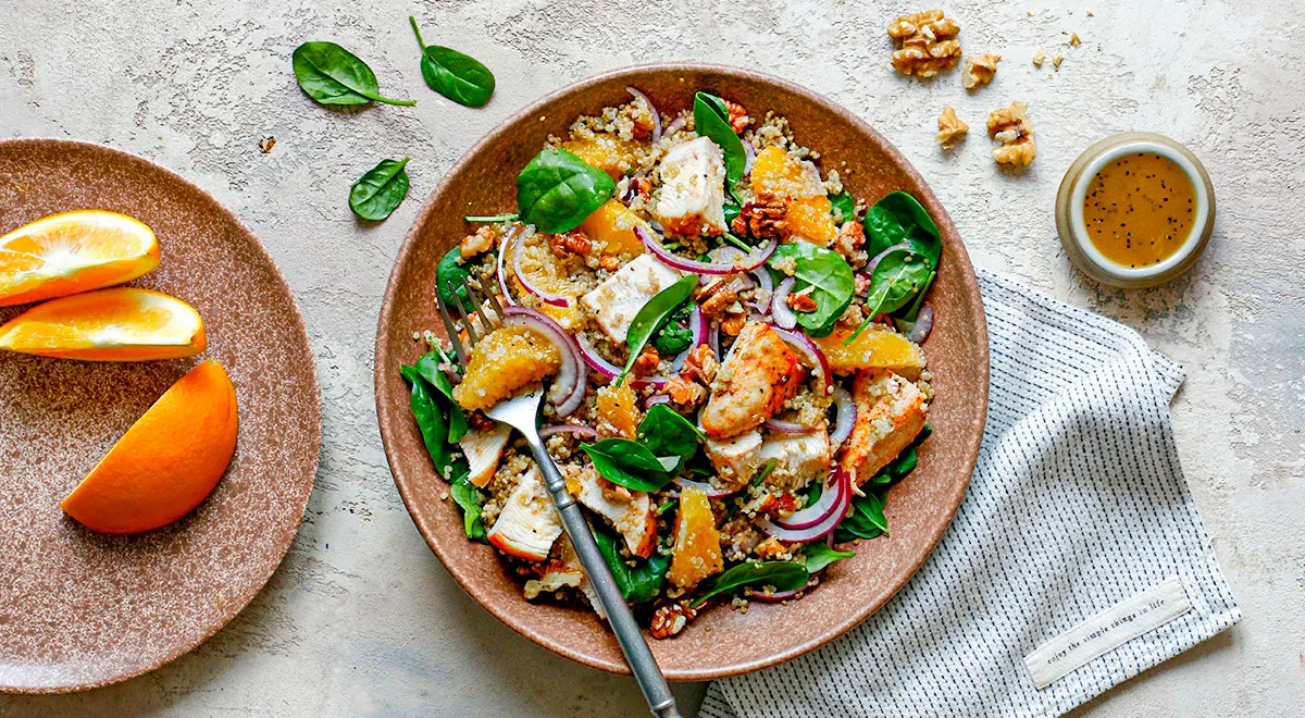 Quinoa šalát s kuracím mäsom a pomarančmi