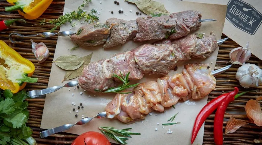 Rôzne kebaby vrátane tých, ktoré sa pripravujú v marináde s minerálnou vodou