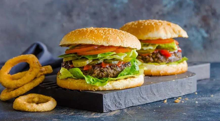 Burger s mletým bravčovým + hovädzí rezeň. Pozrite si recept tu