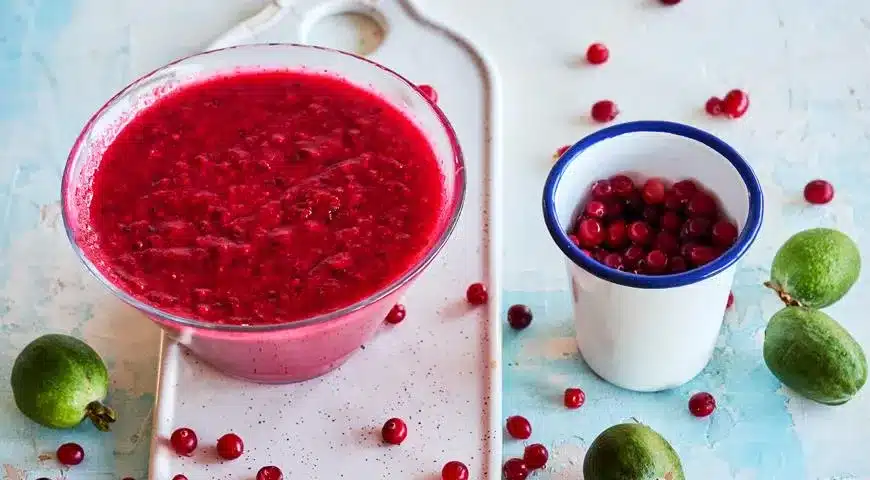 Feijoa pyré s brusnicami a cukrom