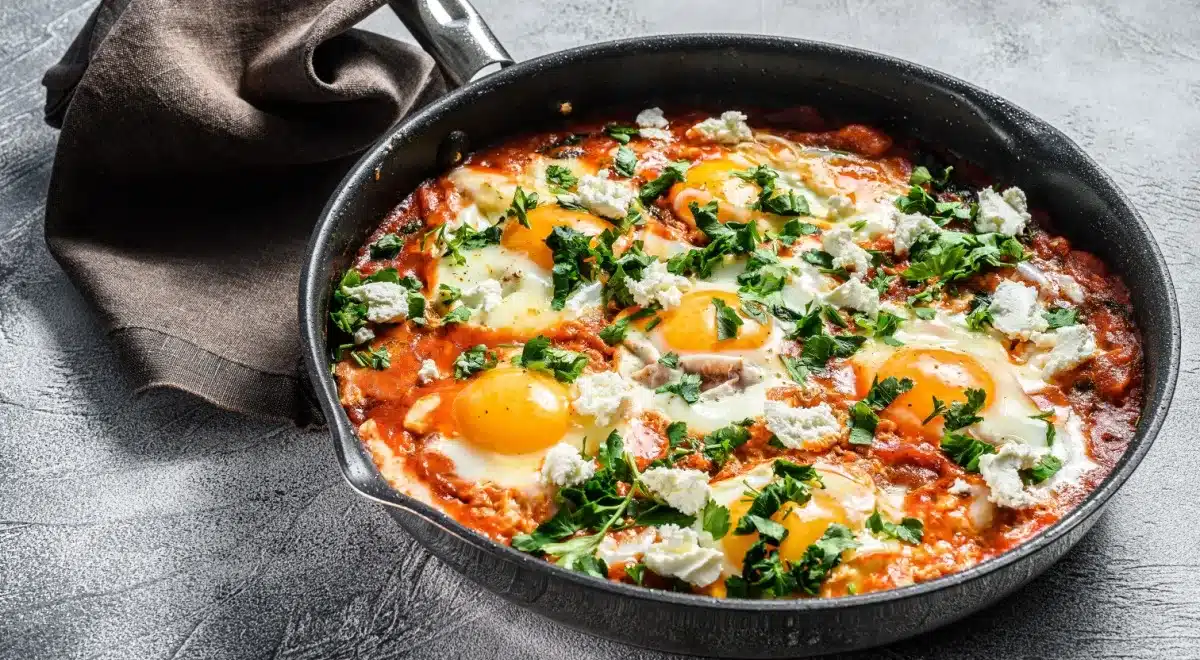 Shakshuka, miešané vajcia s paradajkami na panvici