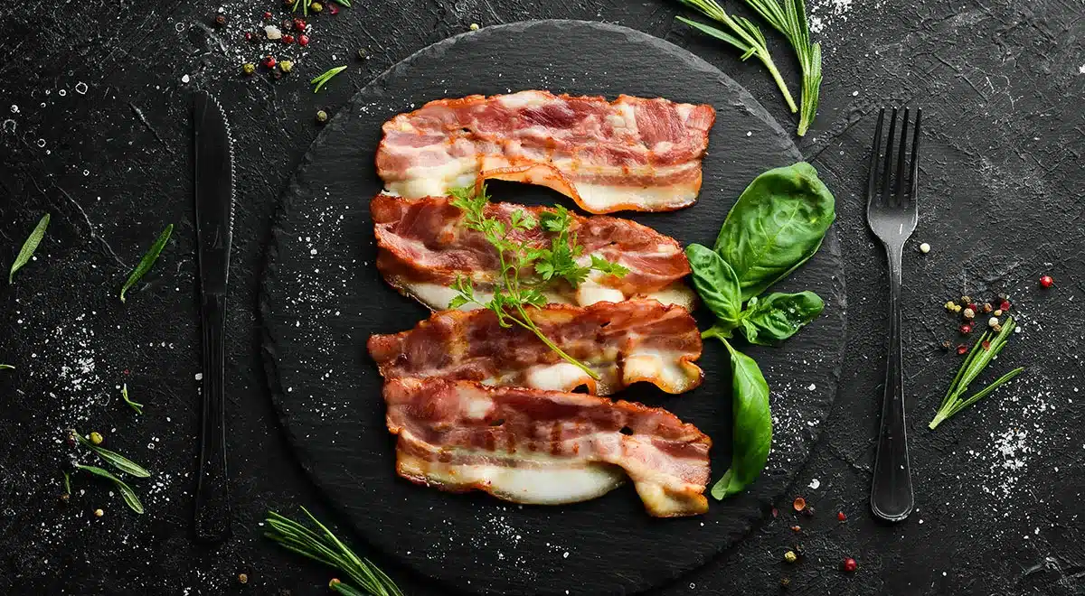 Slanina, ako sa s ňou vysporiadať a vyjsť víťazne bez špliechania či spálenia