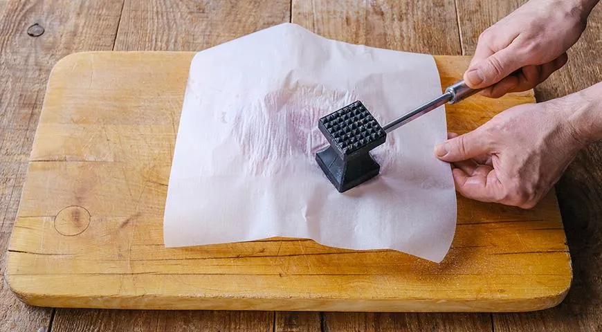 Kotletu je potrebné poraziť, ak ide o mäso zo staršieho zvieraťa alebo ak je kus príliš hrubý - takto bude jemnejšia a mäkšia