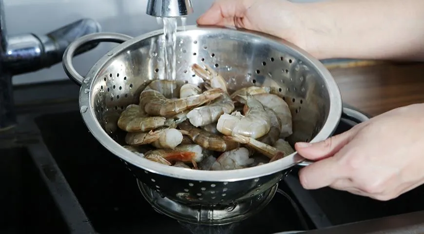 Ak chcete krevety rozmraziť, vložte ich do cedníka, prelejte ich studenou vodou, potom ich preložte do misky a vložte do chladničky. Za pár hodín sa roztopia.