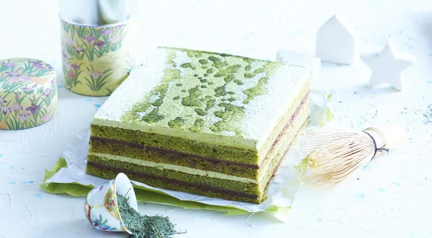 Opera torta s čokoládovou ganache, talianskym pusinkovým krémom a nálevom z čaju matcha, pozri recept tu