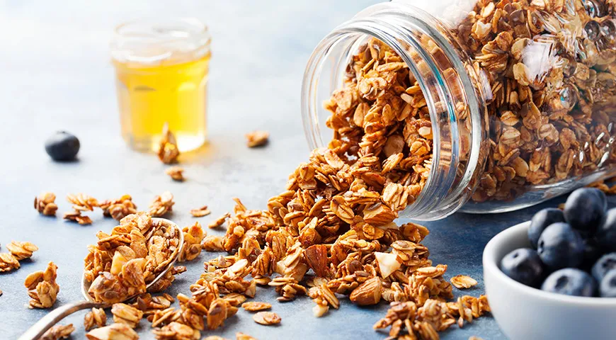 Granola je tepelne upravená, zapečená ovsená kaša (na obrázku). A müsli je surové