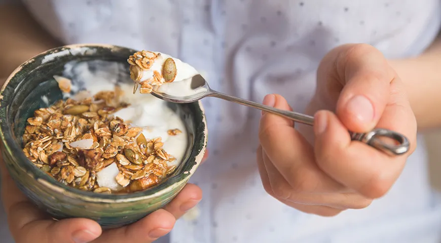 Müsli s jogurtom a kvapkou ľanového, tekvicového alebo hroznového oleja je skvelým začiatkom dňa.