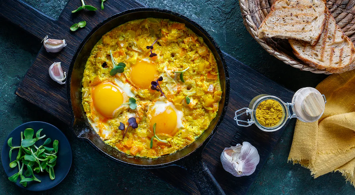 Žltá shakshuka s kurkumou na panvici