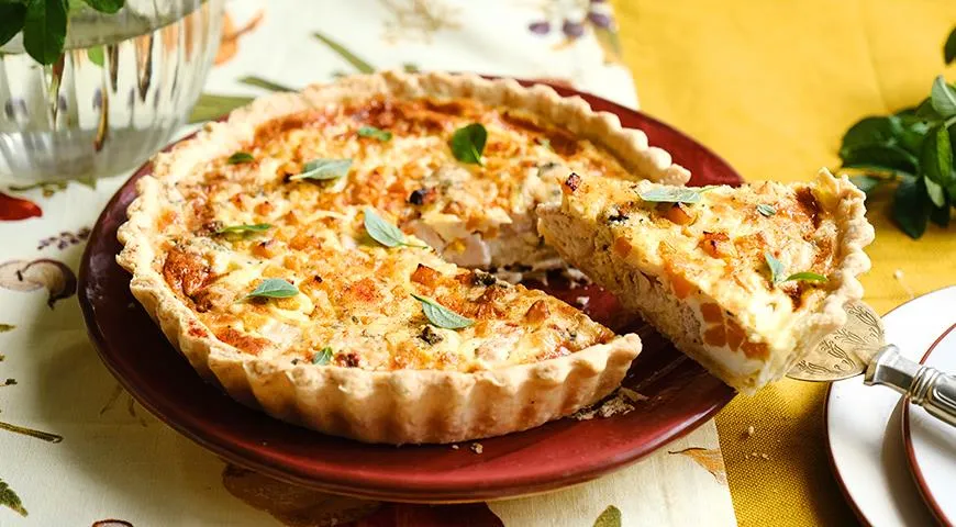 Quiche s tekvicou, kuracím mäsom a dvierkami modrej