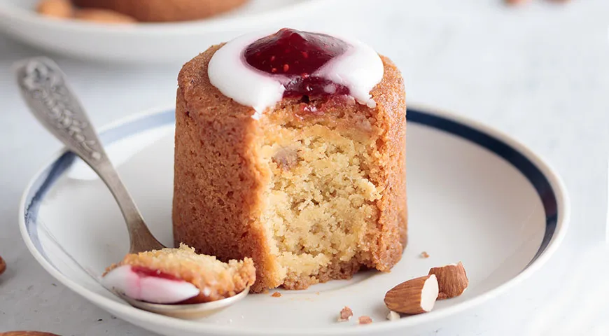 Torta podľa receptu cukrára z polovice 19. storočia Larsa Henrika Astheniusa, ktorý sa čoskoro stal populárnym vo Fínsku pod názvom „Runeberg Cake“, sa stal prototypom moderného „zemiaka“