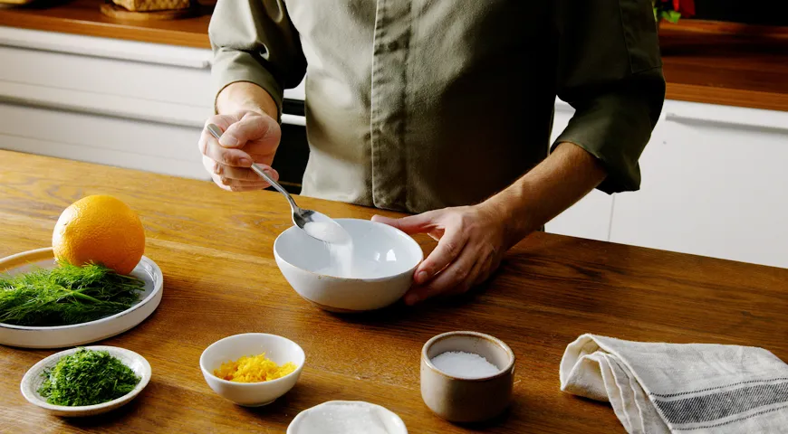 Soľ a cukor sú základné ingrediencie pre lahodné jemne nasolené ryby na dovolenku.