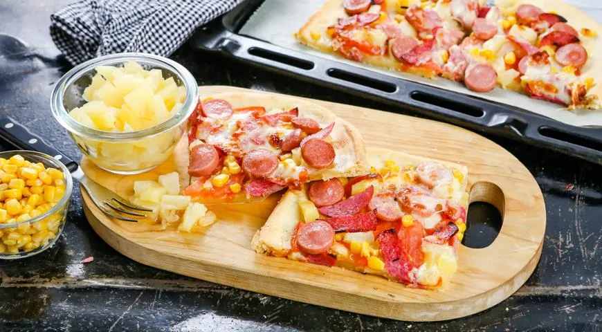 Pizza s ananásom a klobásou