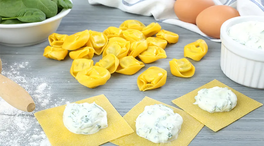 Na tortellini so syrom môžete použiť ricottu, mozzarellu, parmezán