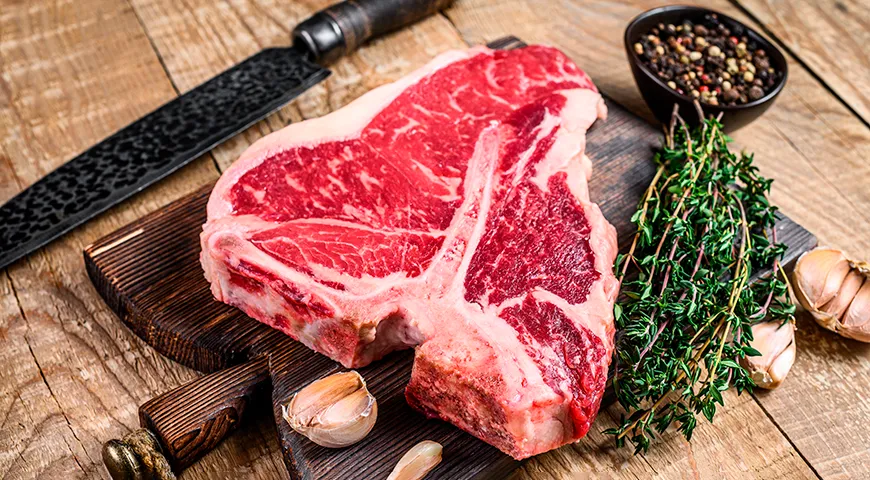 Porterhouse steak váži v priemere 600 – 700 gramov, takže sa dá piecť aspoň pre dvoch.