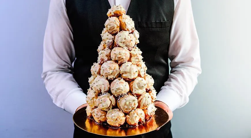 Rozloženie veže z profiteroles je samostatné umenie