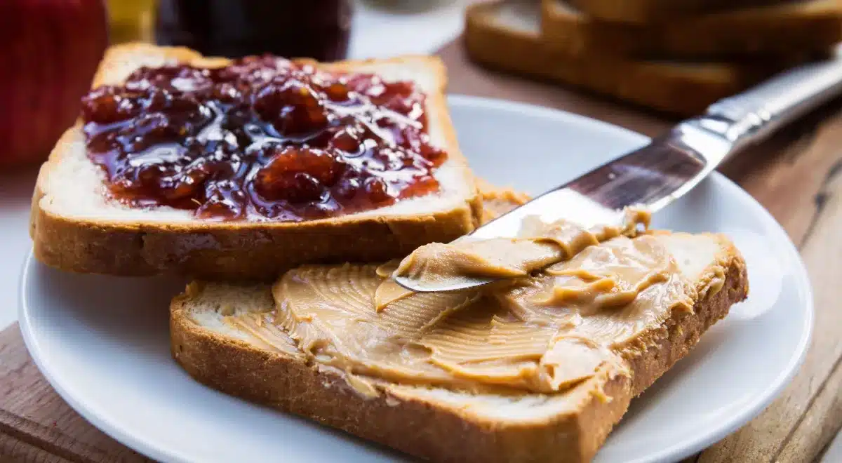 Toast s arašidovým maslom a džemom